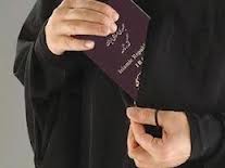 افزایش سن اعطای گذرنامه به دختران؛ حمایت یا محدودیت-بهمن کشاورز تصویب چنین قوانینی توهین به زنان و موجب شگفتی است